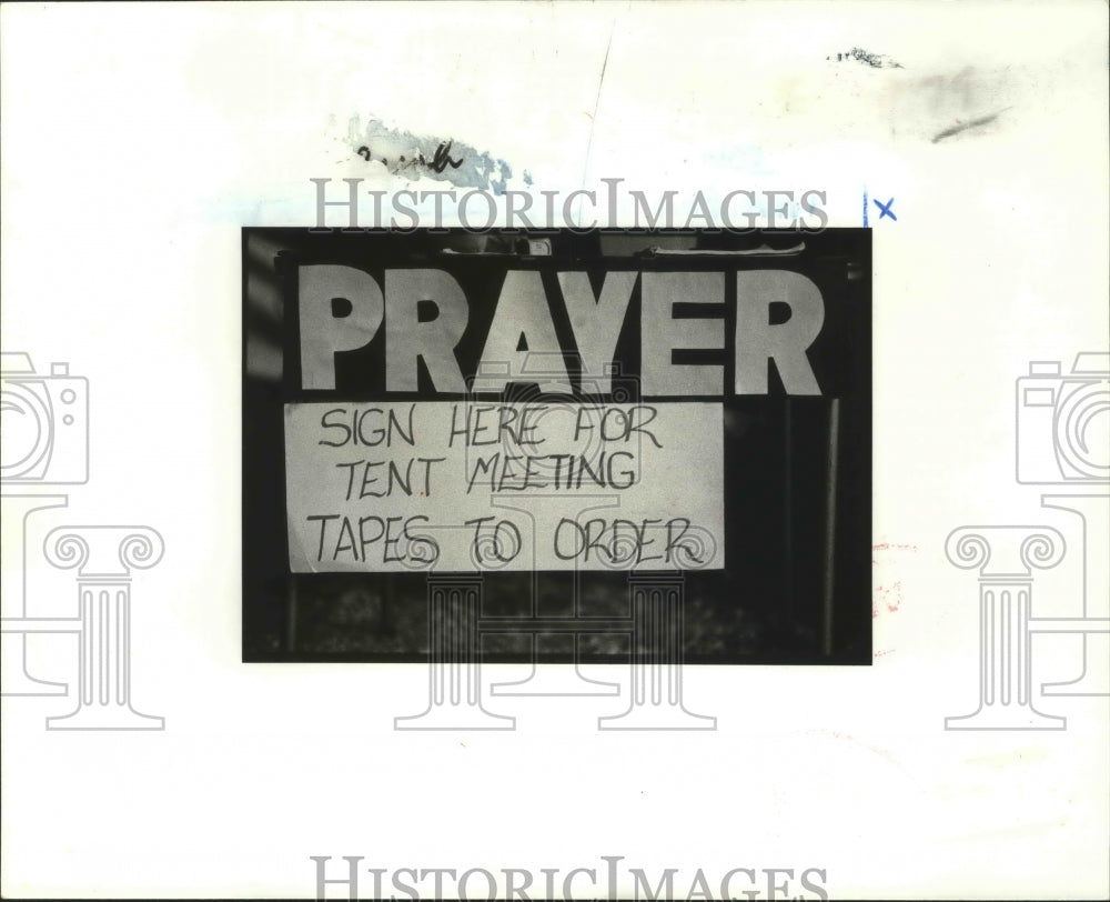 1981 Press Photo Assembly of God Victory Temple - Sign Selling Tapes - Historic Images