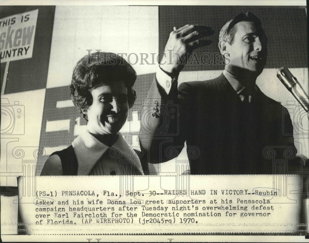 1970 Press Photo Reubin Askew and Wife Donna Lou in Pensacola - Historic Images