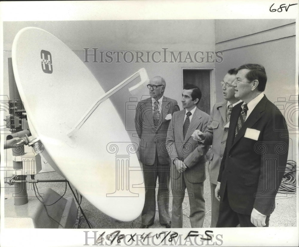 1977 Press Photo Associated Press Managing Editors Assoc. Examine Earth Station - Historic Images