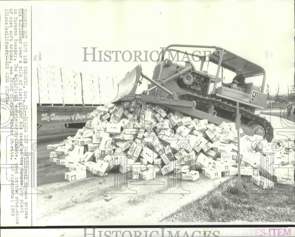 1969 Press Photo Al Hanson Drives Bulldozer Over Diet Ginger Ale at Canada Dry - Historic Images