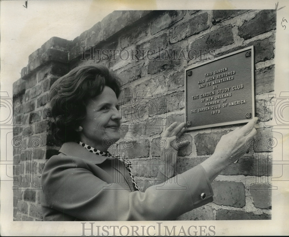 1974 Press Photo Mrs. Clifford Atkinson Jr. with Keyes Foundation Plaque - Historic Images