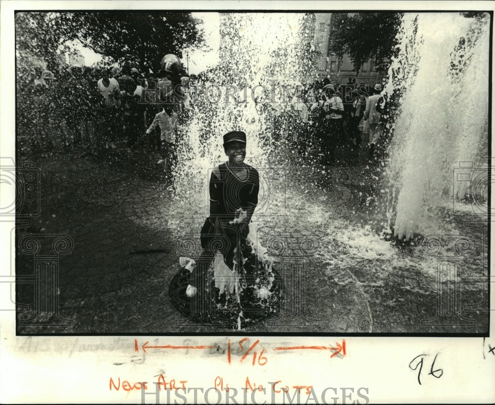 1980 Press Photo Louis Armstrong Park - Kenneth Jiles in Congo Square Fountain - Historic Images