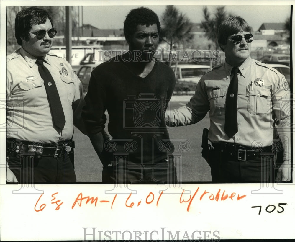 1983 Press Photo Conrad Baker and Jeff Jacomine with Robbery Suspect - Historic Images