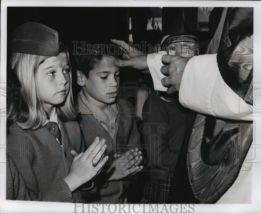 1969 Press Photo Children Receive Ash Marks, Ash Wednesday Services - Historic Images