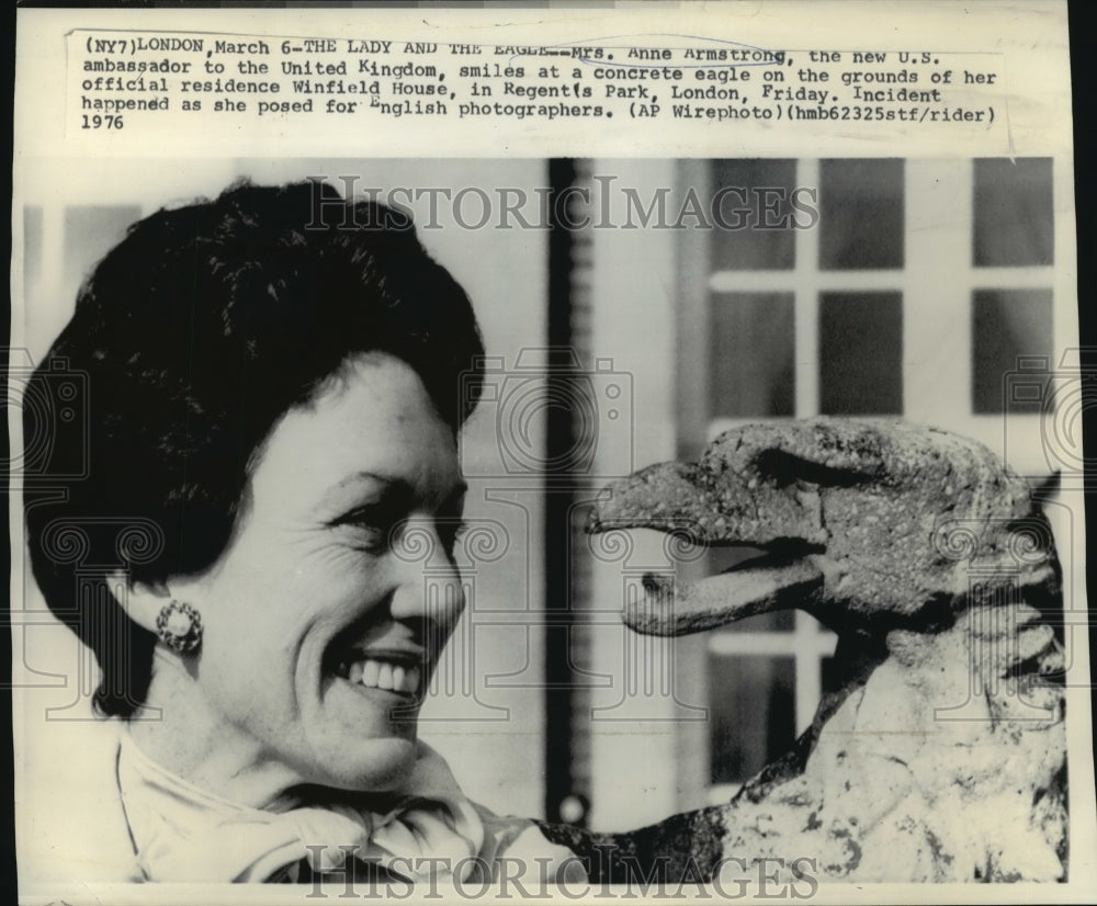 1976 Press Photo Anne Armstrong, American Ambassador, at Winfield House, London - Historic Images