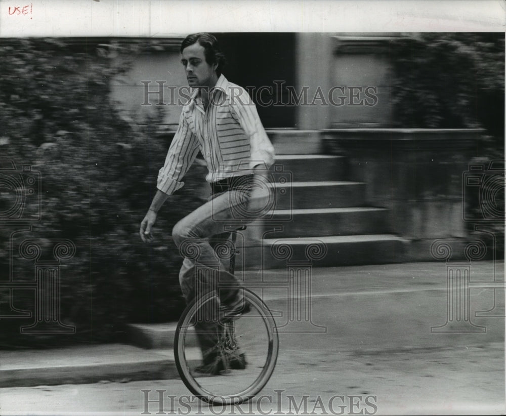 1971 Press Photo Tulane University - Alfonso Arias, Law Student, on a Unicycle - Historic Images