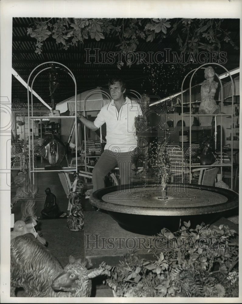 1972 Press Photo Pool and Patio Center - Norman Aronson, Owner - Historic Images