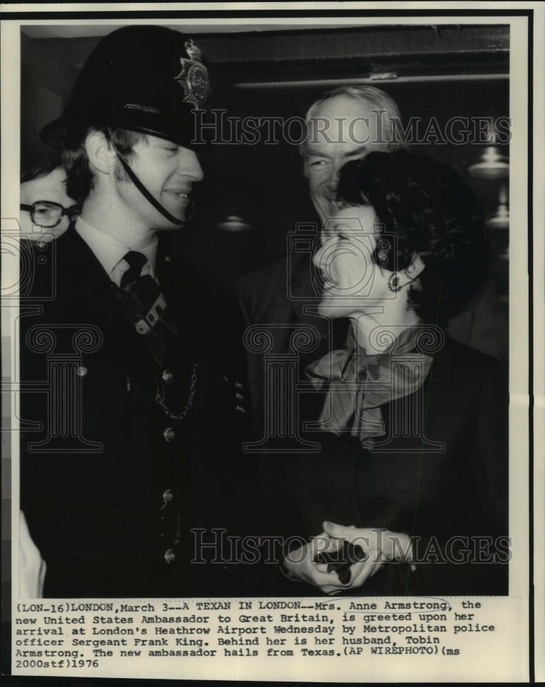 1976 Press Photo Anne Armstrong, Ambassador to Great Britain, Heathrow, London - Historic Images