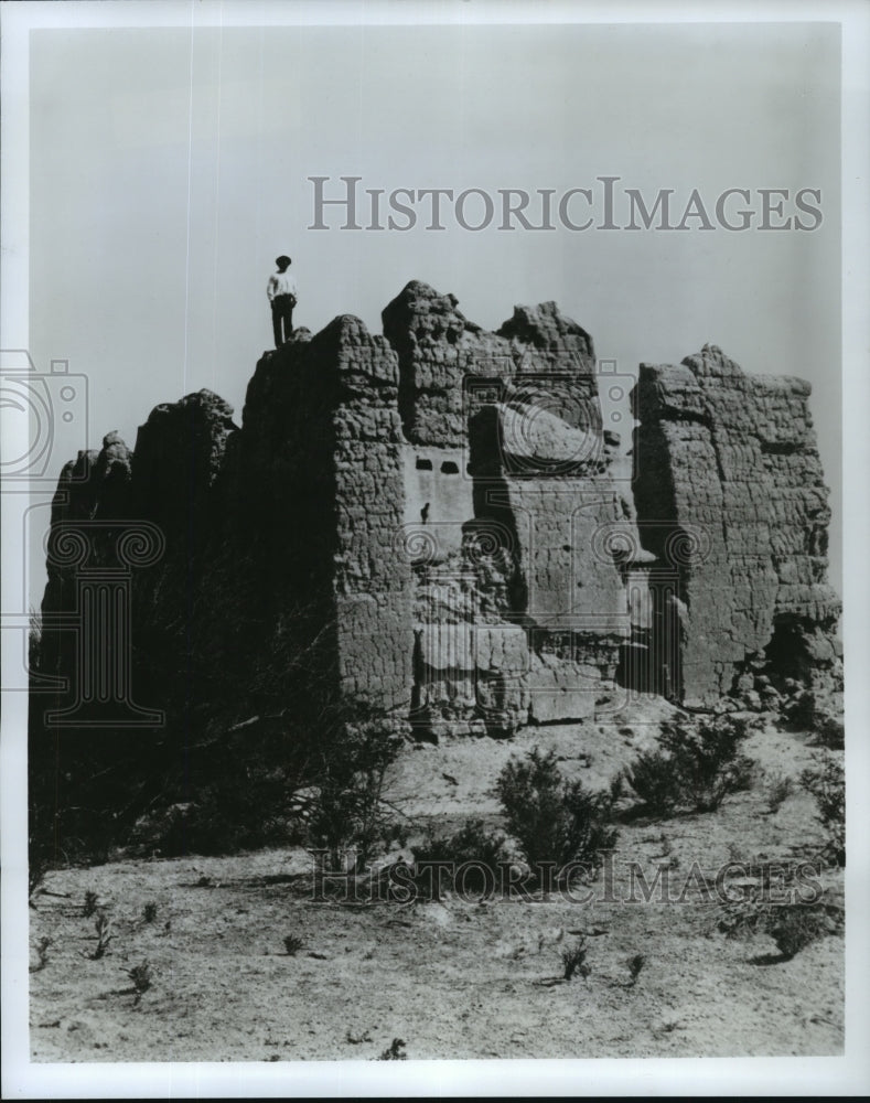 1976 Press Photo Man on Casa Grande Ruins Near Coolidge, Arizona - Historic Images