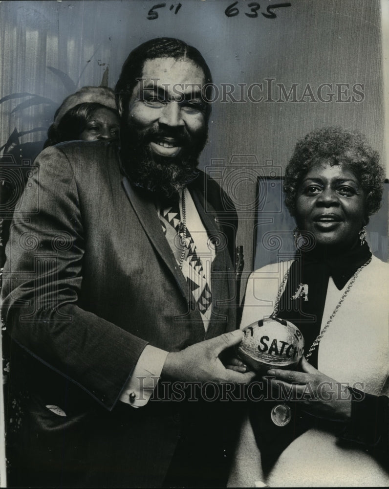 1973 Press Photo Zulu Club&#39;s Dr. L. Daniels Jr. Honors Queen Lucille Armstrong - Historic Images