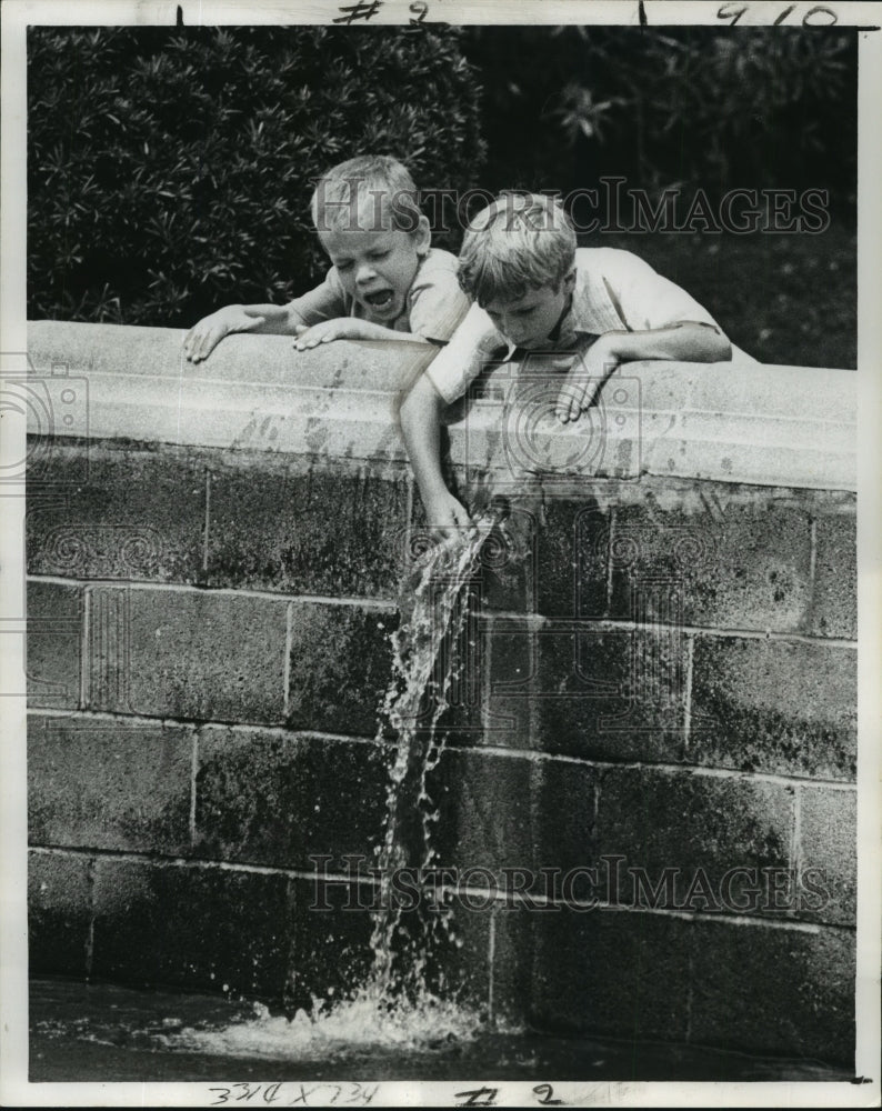 1973 Press Photo Two Boys Playing in Water of a Moat - Historic Images