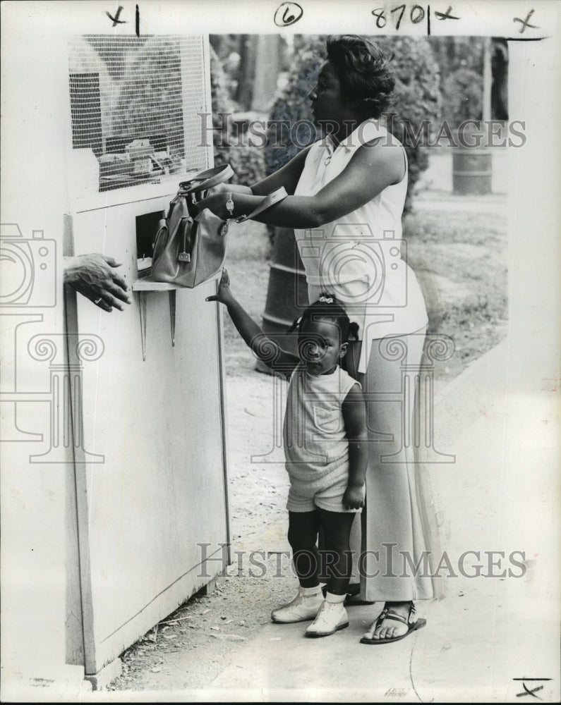 1973 Press Photo Young Girl with Mother Wait For Park to Open - Historic Images