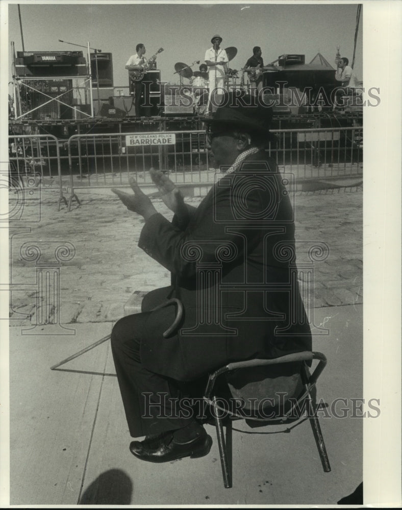 1982 Press Photo Elderly man enjoys the music in Armstrong Park, New Orleans - Historic Images