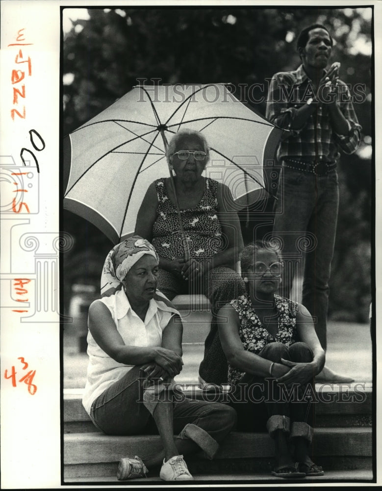 1982 Press Photo Spectators listen to Ruben Gonzalez&#39;s band at Armstrong Park - Historic Images