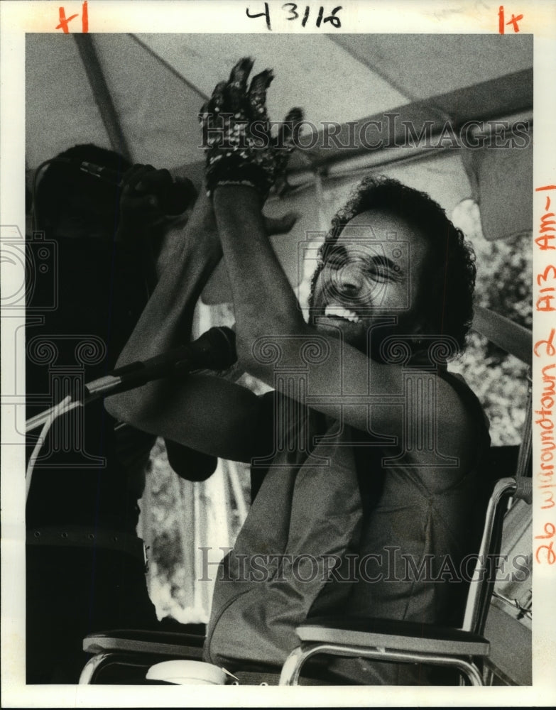 1984 Press Photo Tyronne Aubrey Singing at Brown Bag Concert - Historic Images