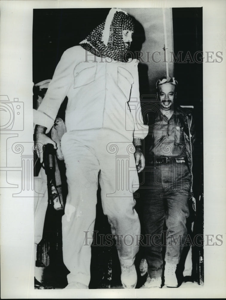 1969 Press Photo Guerrilla Leader Yassir Arafat Leaves Building in Damascus - Historic Images