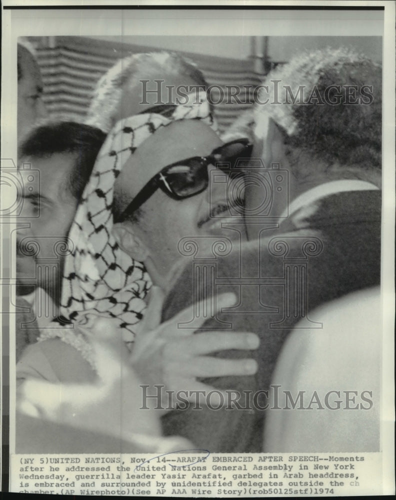 1974 Press Photo Yassir Arafat Embraced After Addressing United Nations in NY-Historic Images