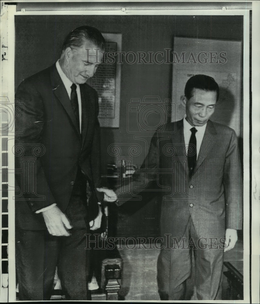 1970 Press Photo Vice President Spiro Agnew Confers with Chung Hee Park in Seoul - Historic Images