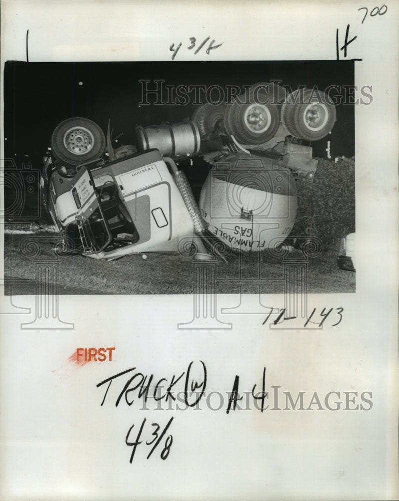 1977 Press Photo Auto Accident - Overturned Propane Gas Truck - Historic Images