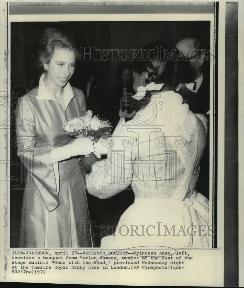 1972 Press Photo Princess Anne Receives Bouquet from Marion Ramsey at Play - Historic Images