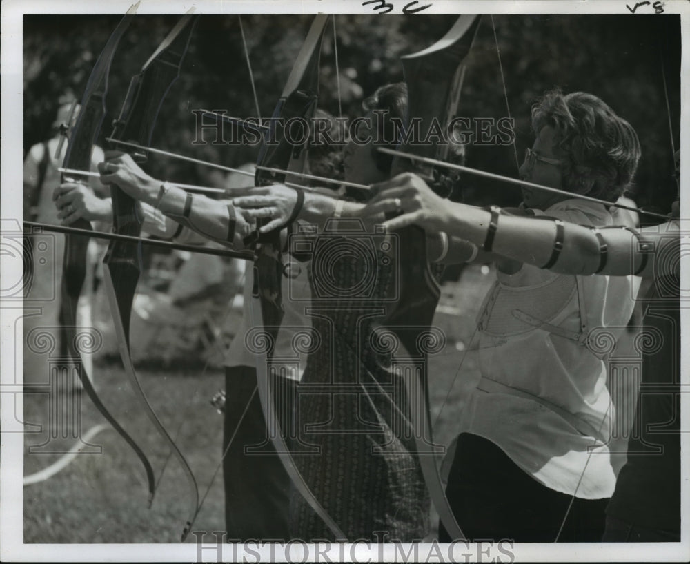 1971 Press Photo Archery - Mrs. Patrick Crumhorn, Mrs. Louise James - Historic Images