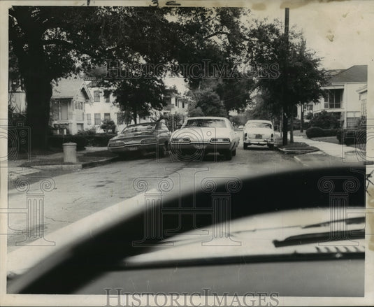 1967 Press Photo Cars Parked on Either Side of Narrow Street, New Orleans - Historic Images