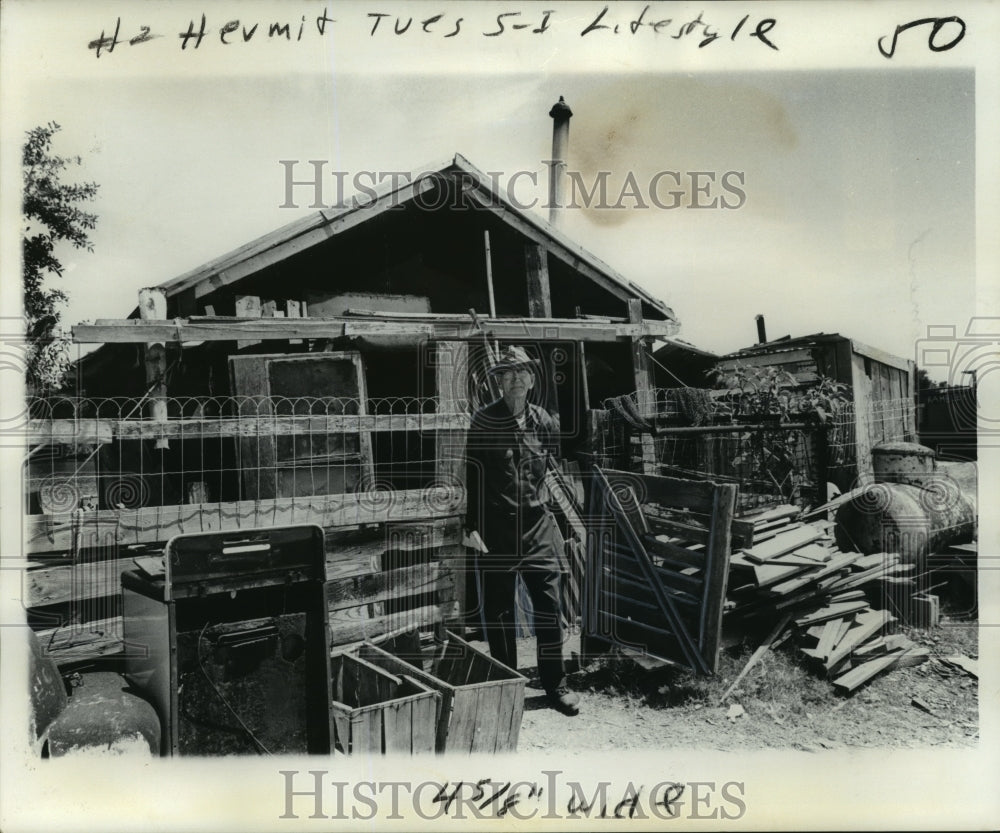 1976 Press Photo Morris Authement in Front of His Home - Historic Images