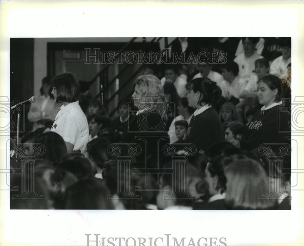 Press Photo Archbishop Hannan High School - Students Line Up at Microphone - Historic Images