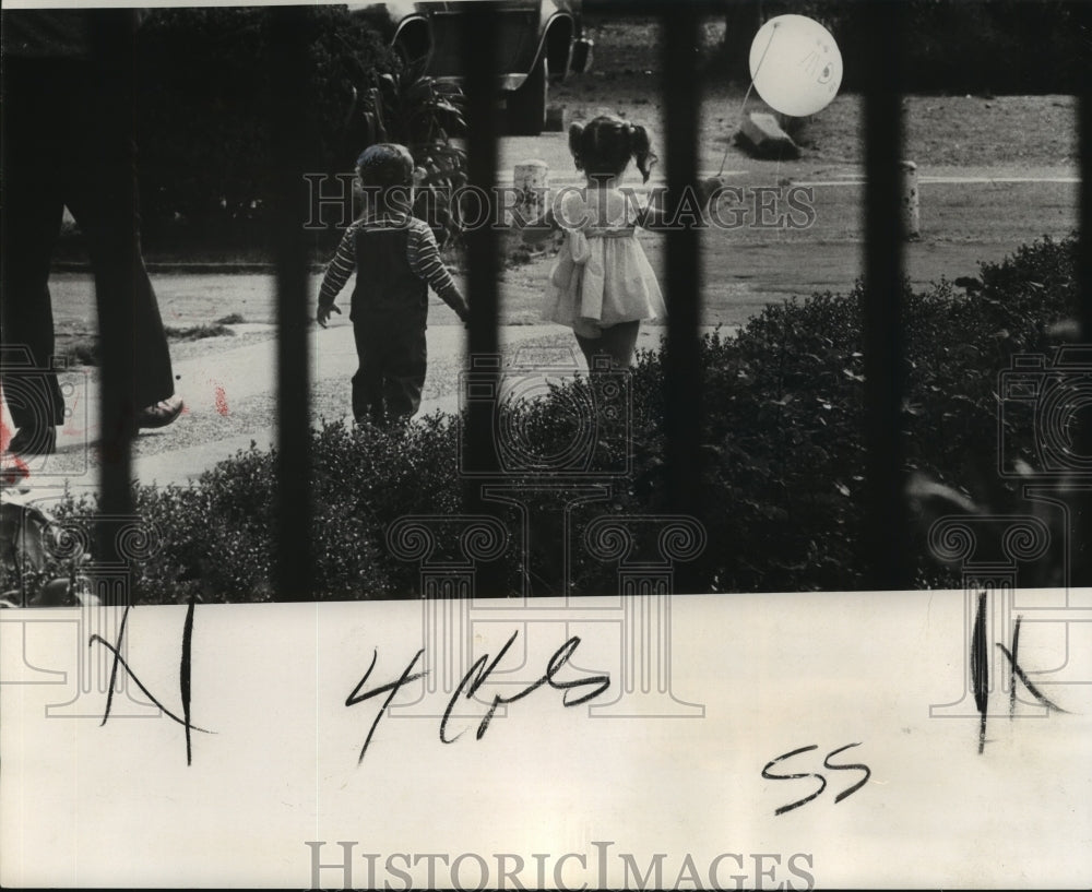 1974 Press Photo Two Young Children Holding Hands Walking - Historic Images