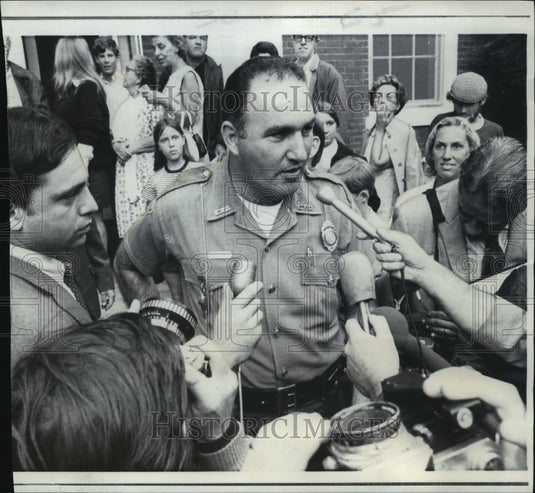 1969 Press Photo Edgartown, MA Police Chief Dominic J Arena talks with Reporters - Historic Images