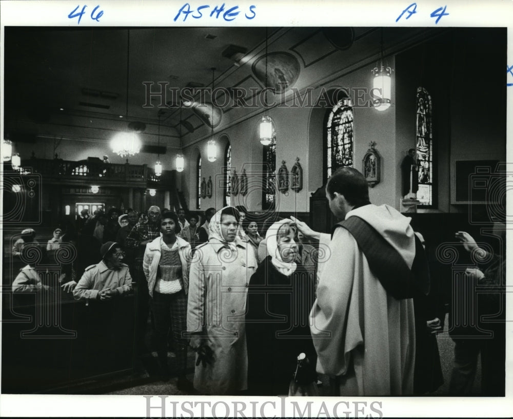 1986 Press Photo Father William E. Zapalac at Ash Wednesday Mass - Historic Images