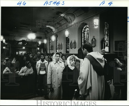 1986 Press Photo Father William E. Zapalac at Ash Wednesday Mass - Historic Images