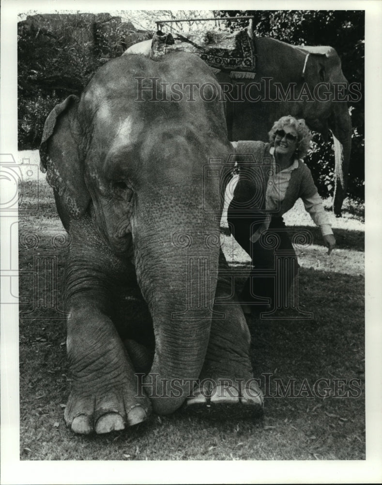 1983 Press Photo Audubon Park Zoo - Woman with Elephant, New Orleans - Historic Images