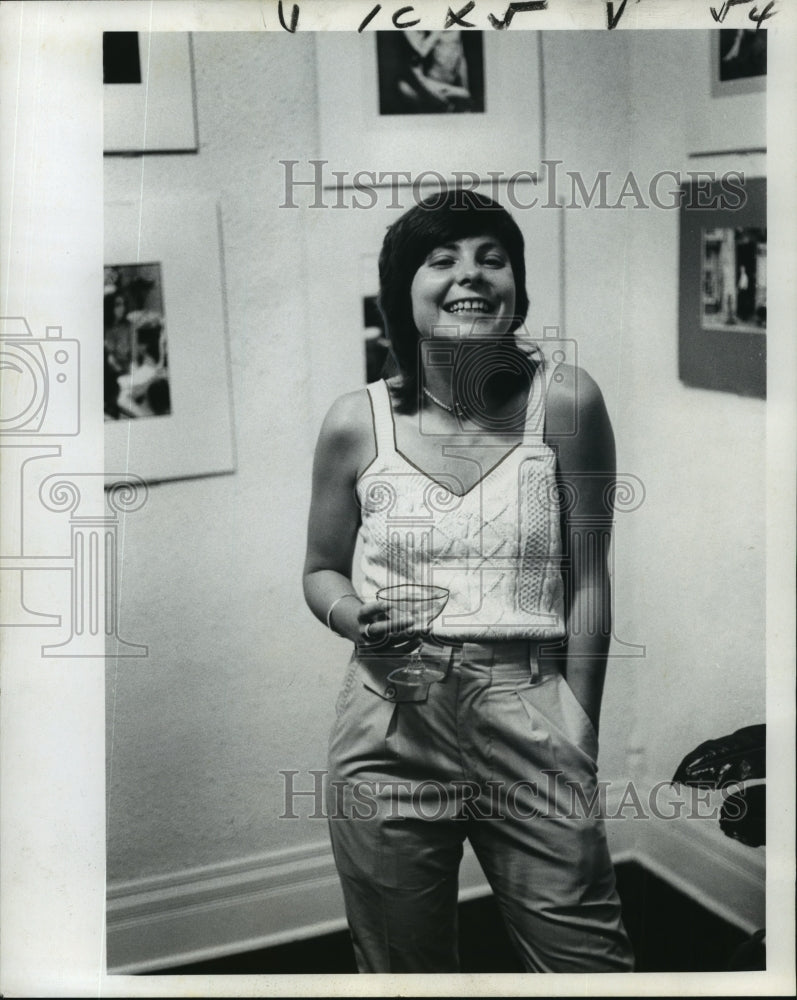 1973 Press Photo Gallery Gremlin - Joy Austin at Gallery Show - Historic Images