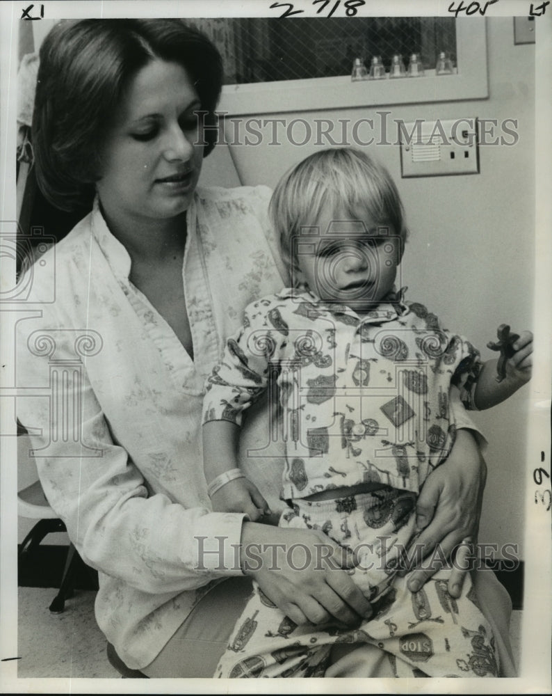 1977 Press Photo Kathy Austin with Son Adam, Who Chocked on a Pecan - Historic Images