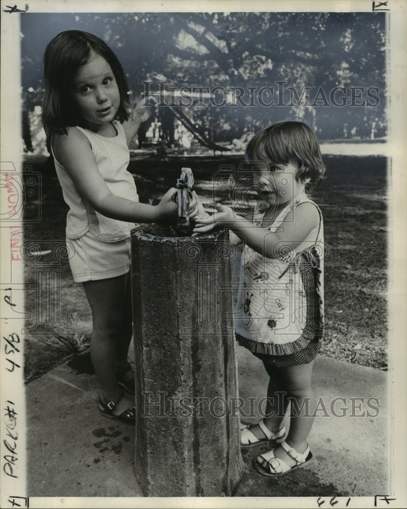 1976 Press Photo Audubon Park - Girls at Water Fountain, New Orleans, Louisiana - Historic Images