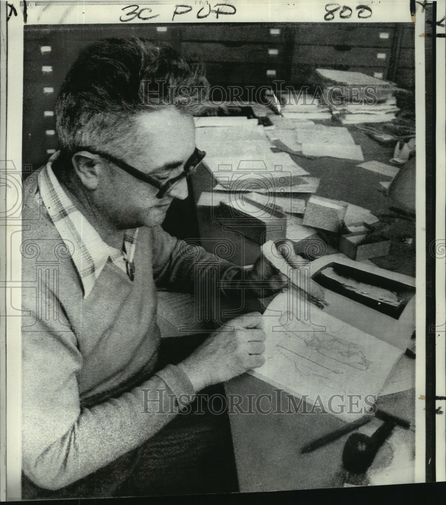 1972 Press Photo Francois Bordes holds Engraved Bone from Pech Laze, France - Historic Images