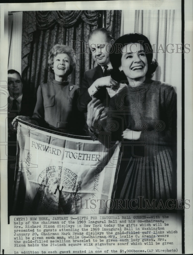 1969 Press Photo Pat Nixon, Mark Evans, Leslie C. Arends, Inaugural Ball gifts - Historic Images