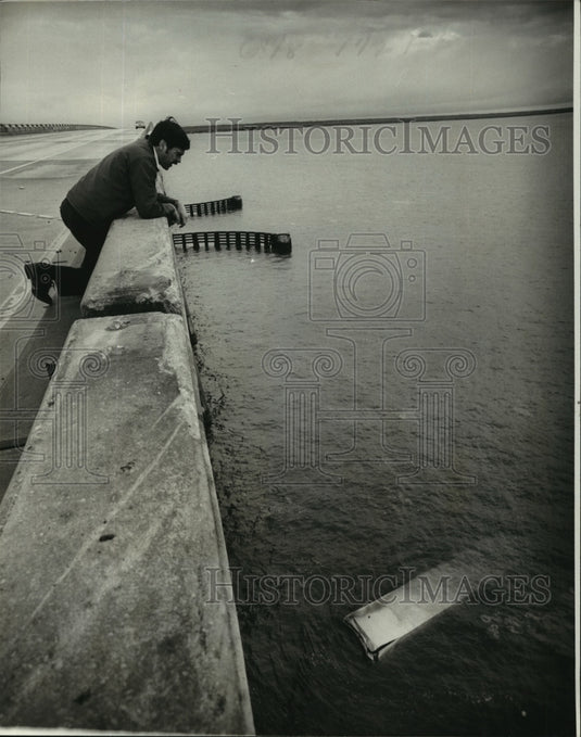 1979 Press Photo Auto Accident - Roof of Tractor-Trailer in Water Under Bridge - Historic Images