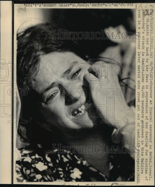 1974 Press Photo Mourner at Funeral Ceremony in Safad, Israel for Maalot Victims-Historic Images