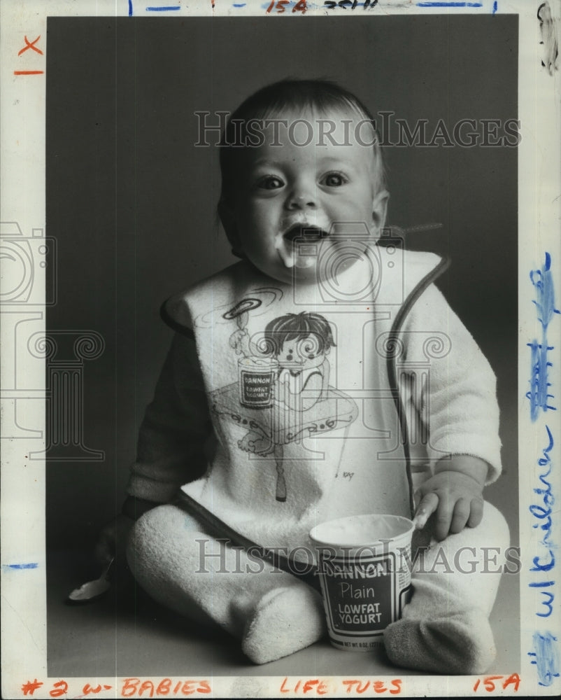 1981 Press Photo Baby Eating Dannon Plain Lowfat Yogurt - Historic Images