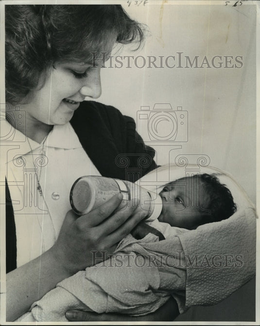 1977 Press Photo Charity Hospital - Nurse Doloris Carmouche with Abandoned Baby - Historic Images