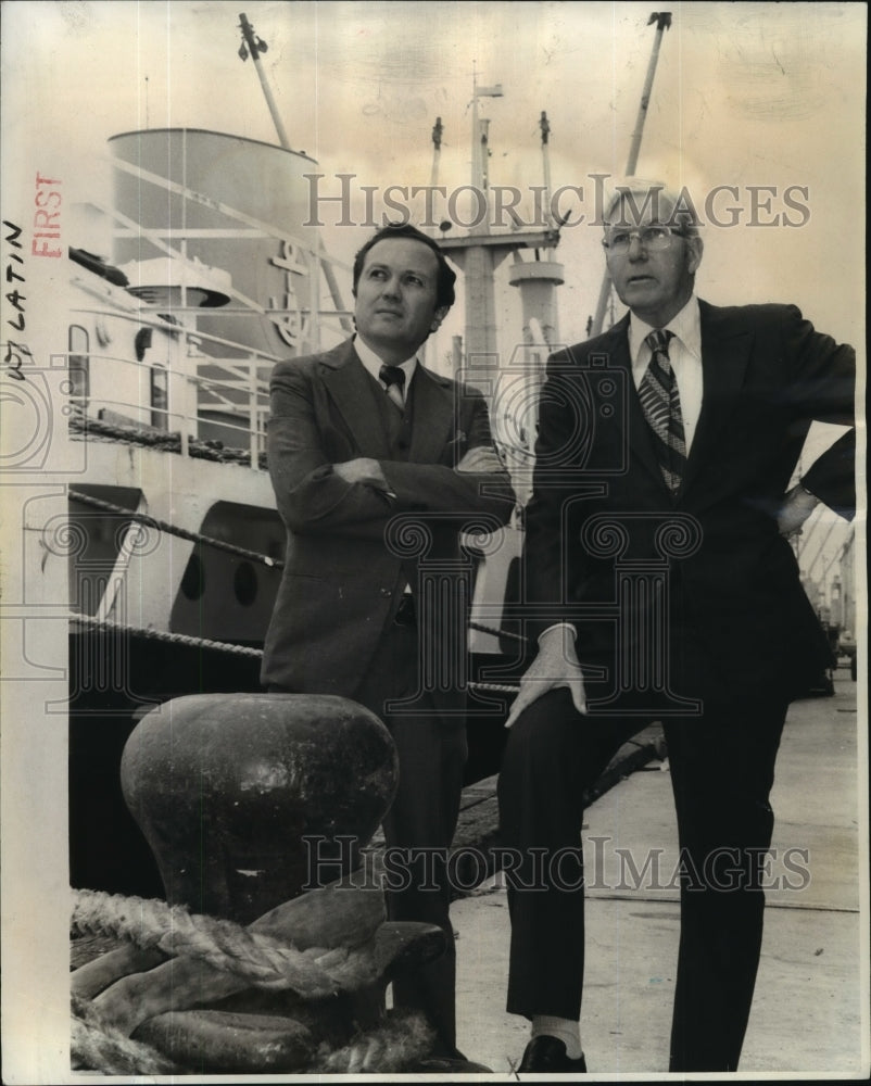 1976 Press Photo Dr. Richard Arellano and Dennis B. Grace, Harmony Street Wharf - Historic Images