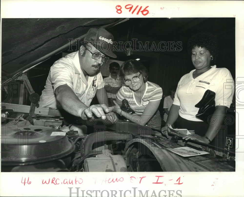 Press Photo Richard St Martin Teaches Mechanics to Terrell Bannan, Joyce Foster - Historic Images