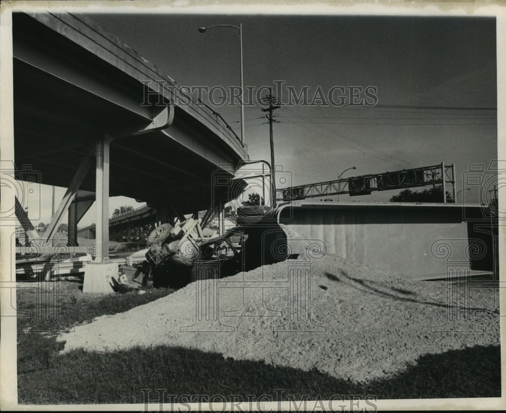 1971 Press Photo Accident - Dump Truck Wrecked in 20 foot Plunge from Ramp - Historic Images