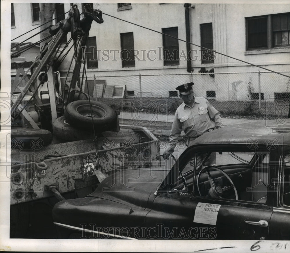 1969 Press Photo Mew Orleans&#39; Ptn. Lawrence Elsensohn Tows Posted Auto - Historic Images