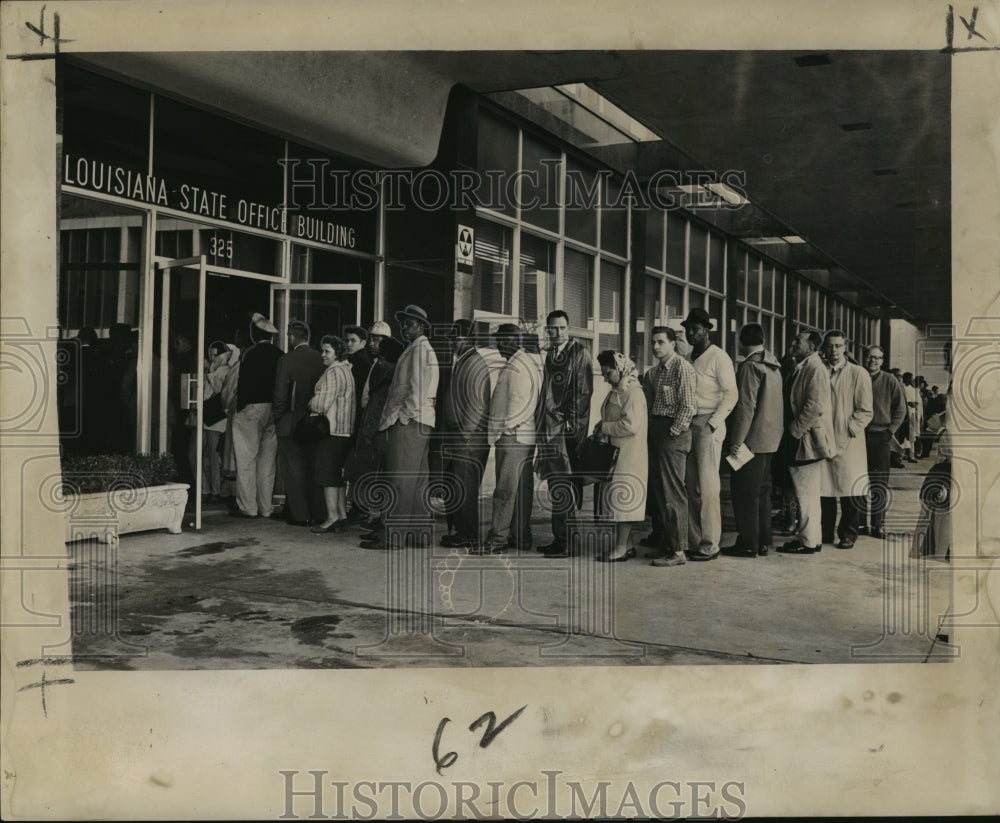 1964 Press Photo Line of Drivers Wait for New Louisiana License Plates-Historic Images