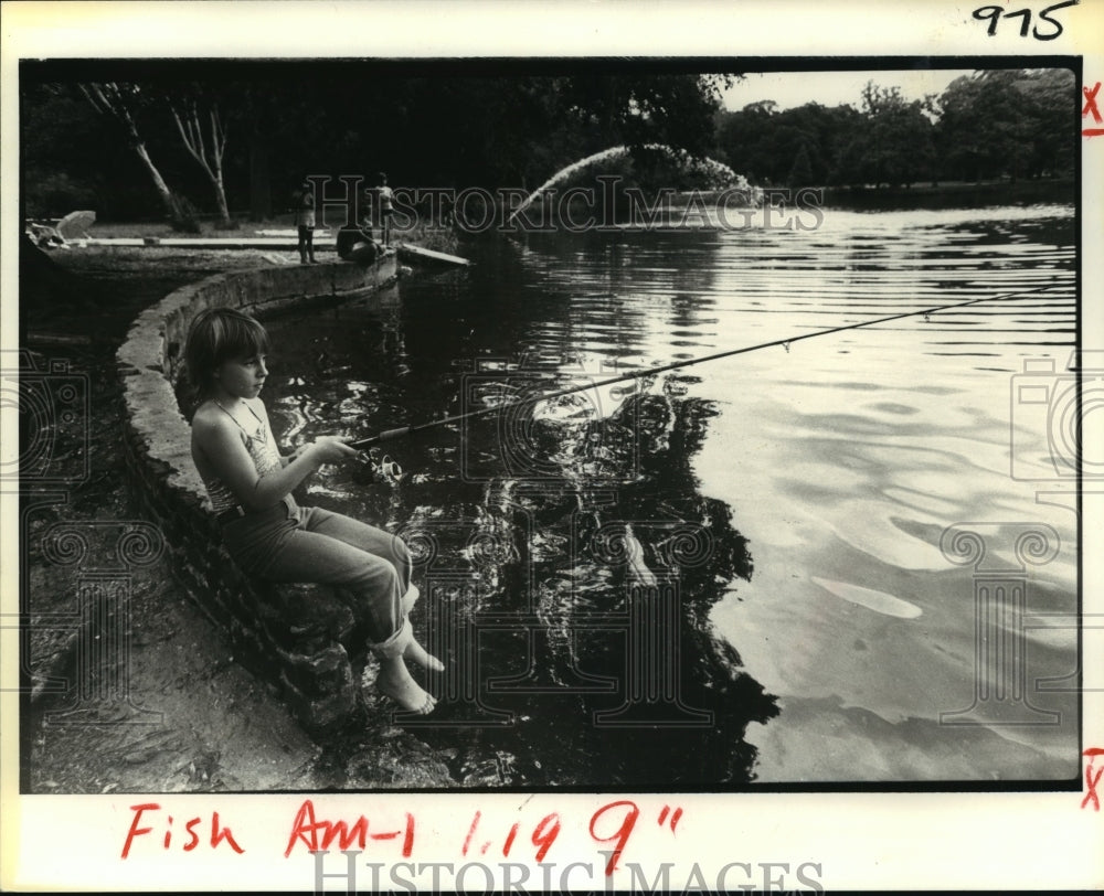 1981 Press Photo Audubon Park - Christy Totorico FIshes in the Lagoon - Historic Images