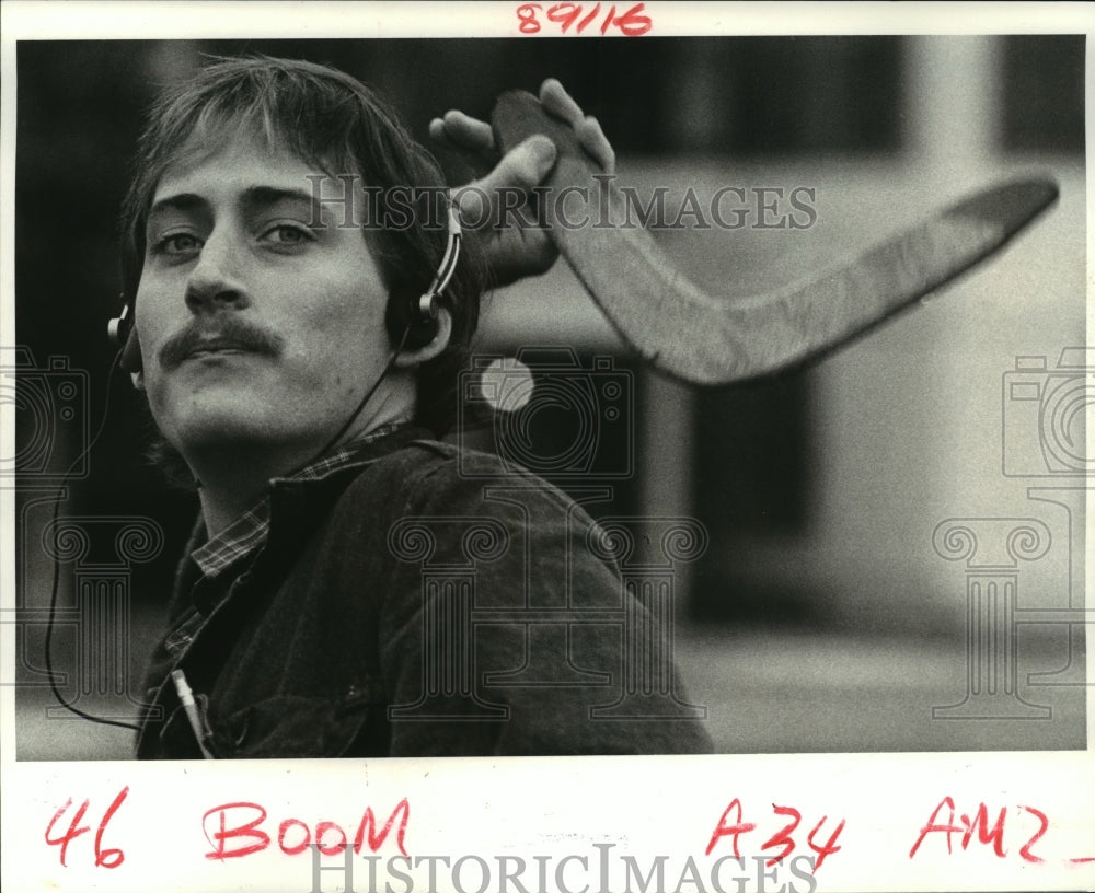 1985 Press Photo Audubon Park - Warren Herron Throws a Boomerang, New Orleans - Historic Images