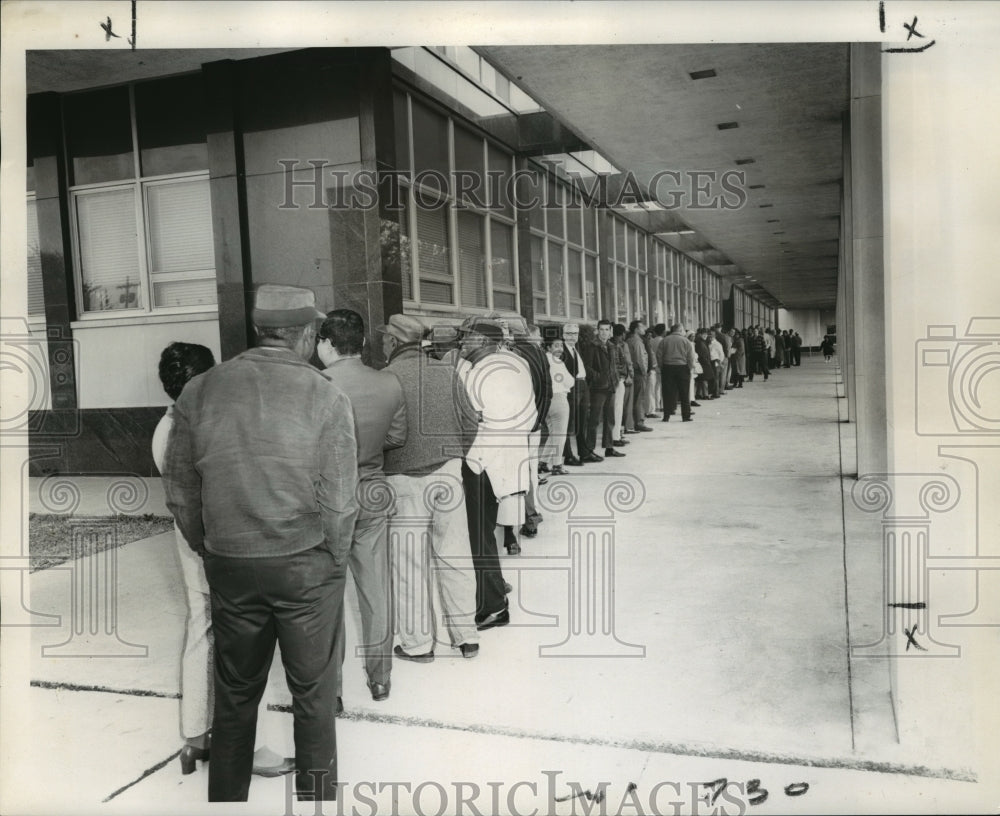 1971 Press Photo Long Lines Early at  State Office Building for License Plates - Historic Images